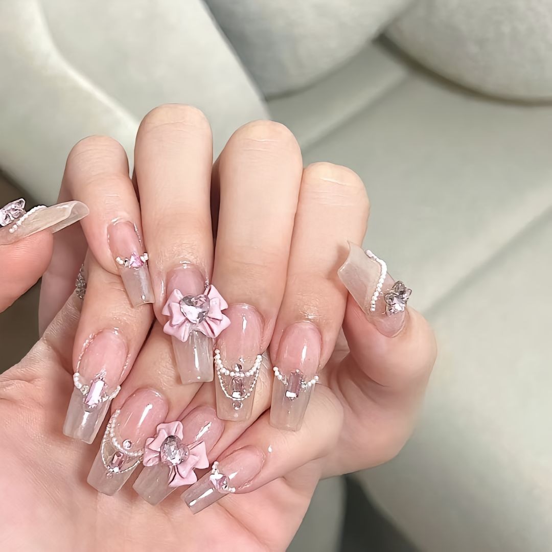 Nhũ kim tuyến lấp lánh hoặc họa tiết nơ baby sẽ giúp tạo nên vẻ lung linh và rực rỡ cho bàn tay của bạn trong buổi tiệc noel