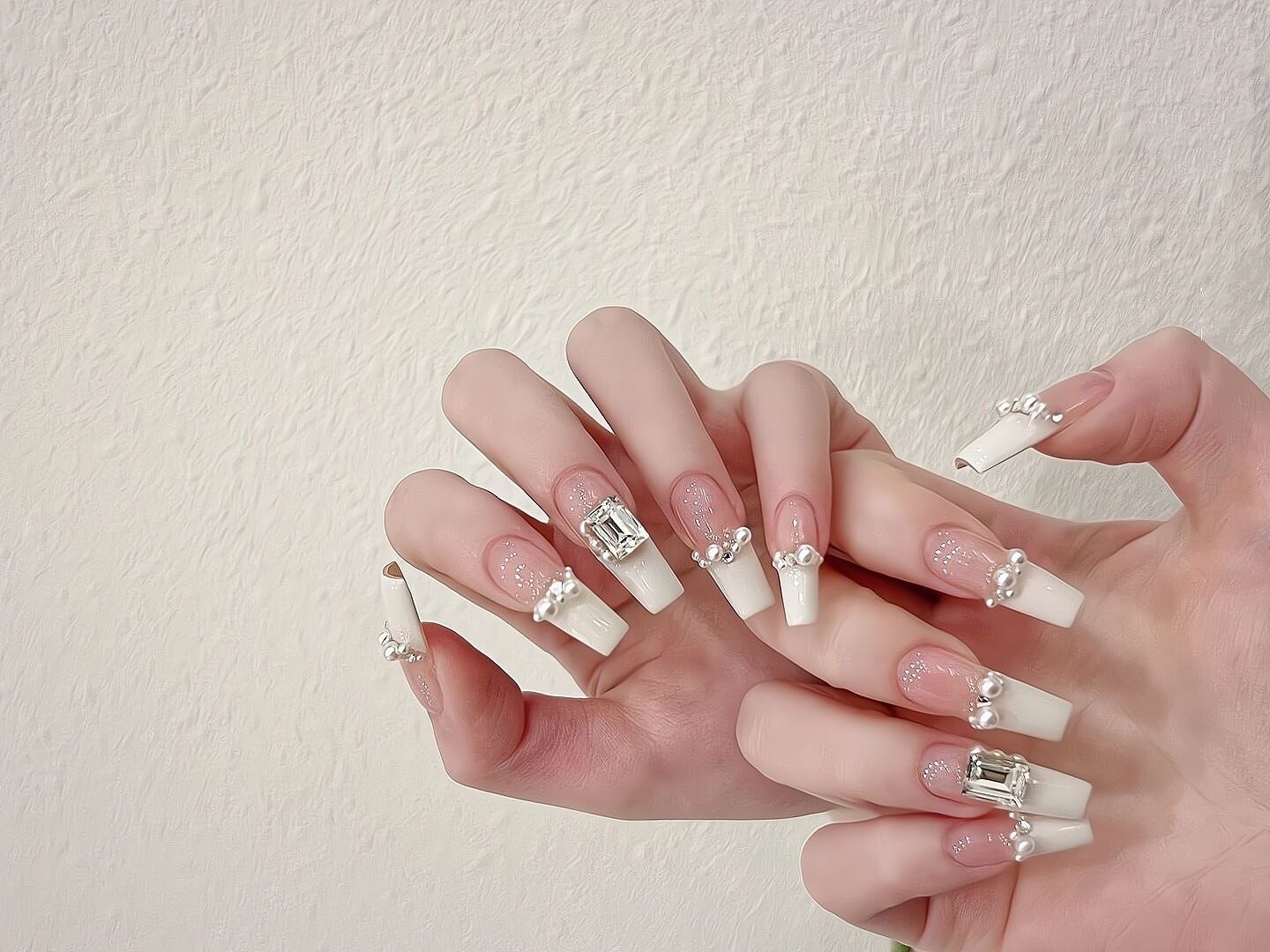 Nail trắng đính đá thanh lịch, tinh tế
