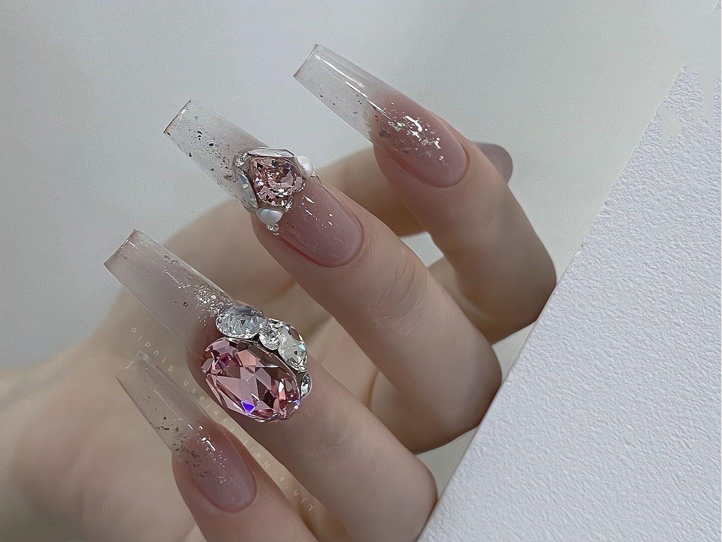 Mẫu nail sơn thạch đính đá phối charm