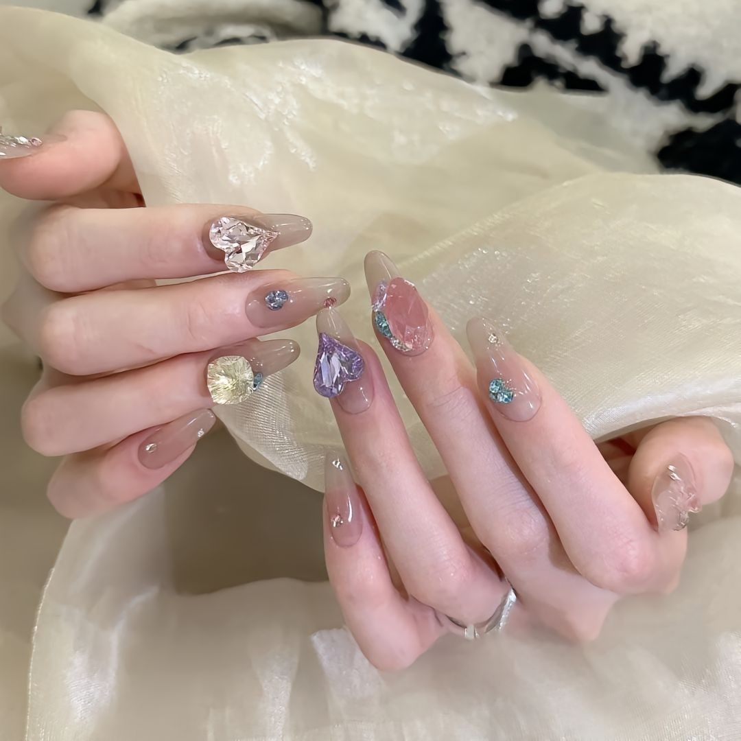 êu thích sự đáng yêu thì hãy thử những mẫu nail tiểu thư kết hợp với charm