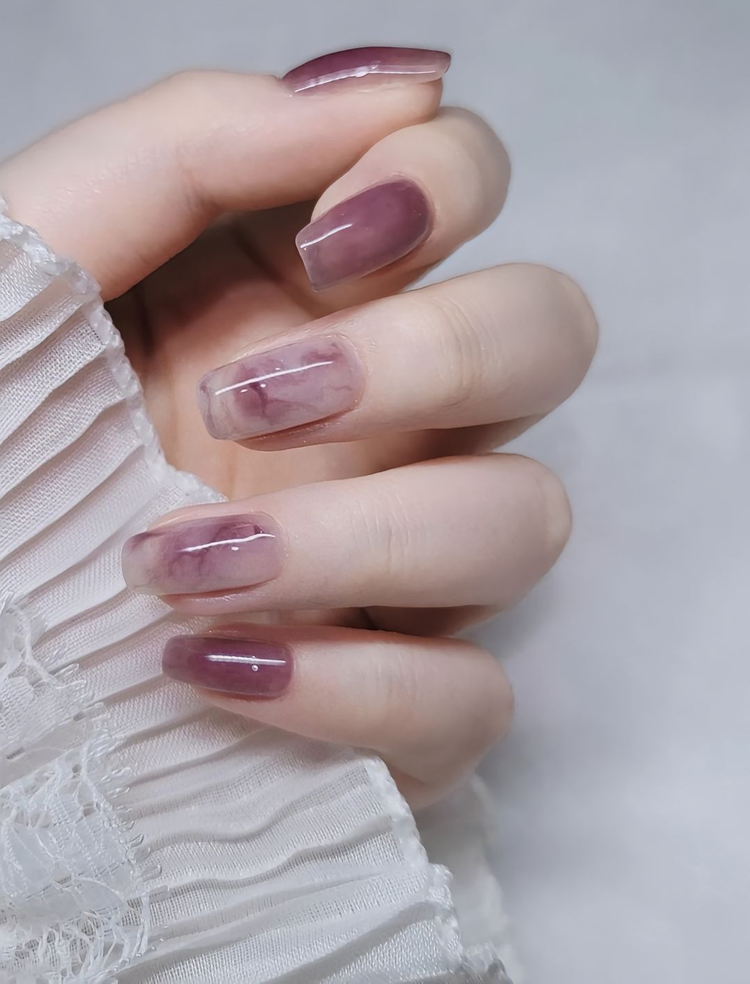 Mẫu nail này mang đến vẻ đẹp sang chảnh và thời thượng, thích hợp cho những cô nàng cá tính