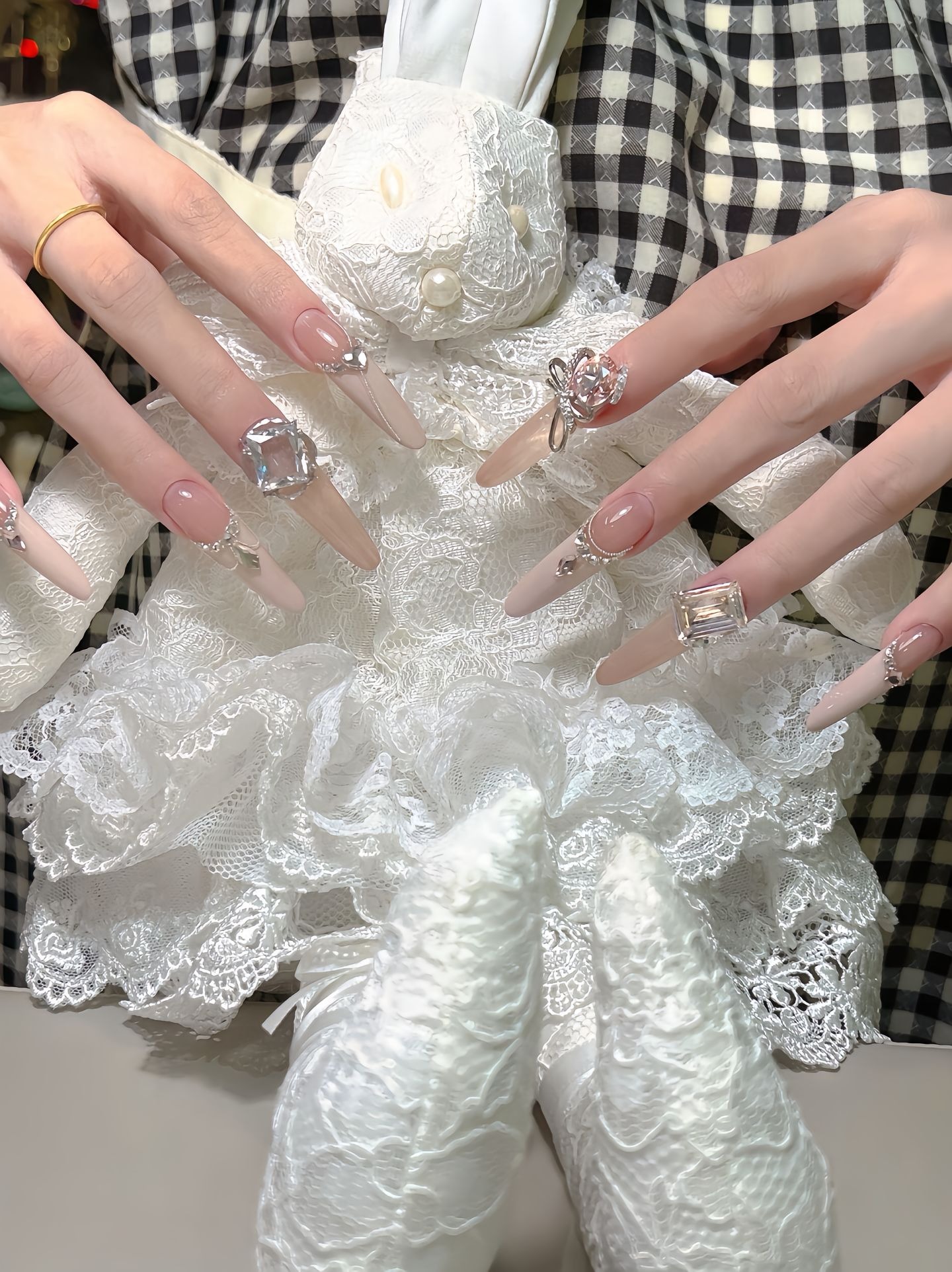 viên pha lê, đá quý lấp lánh sẽ giúp bàn tay của bạn trở nên nổi bật và sang trọng hơn bao giờ hết