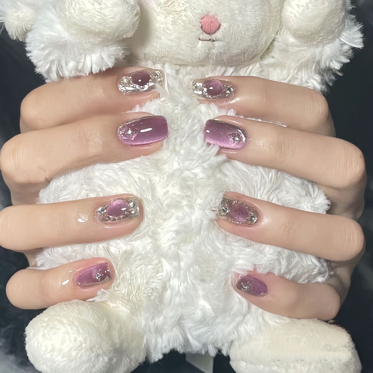 Biến tấu "mắt mèo" mang lại hiệu ứng ấn tượng cho bộ nail màu tím thạch