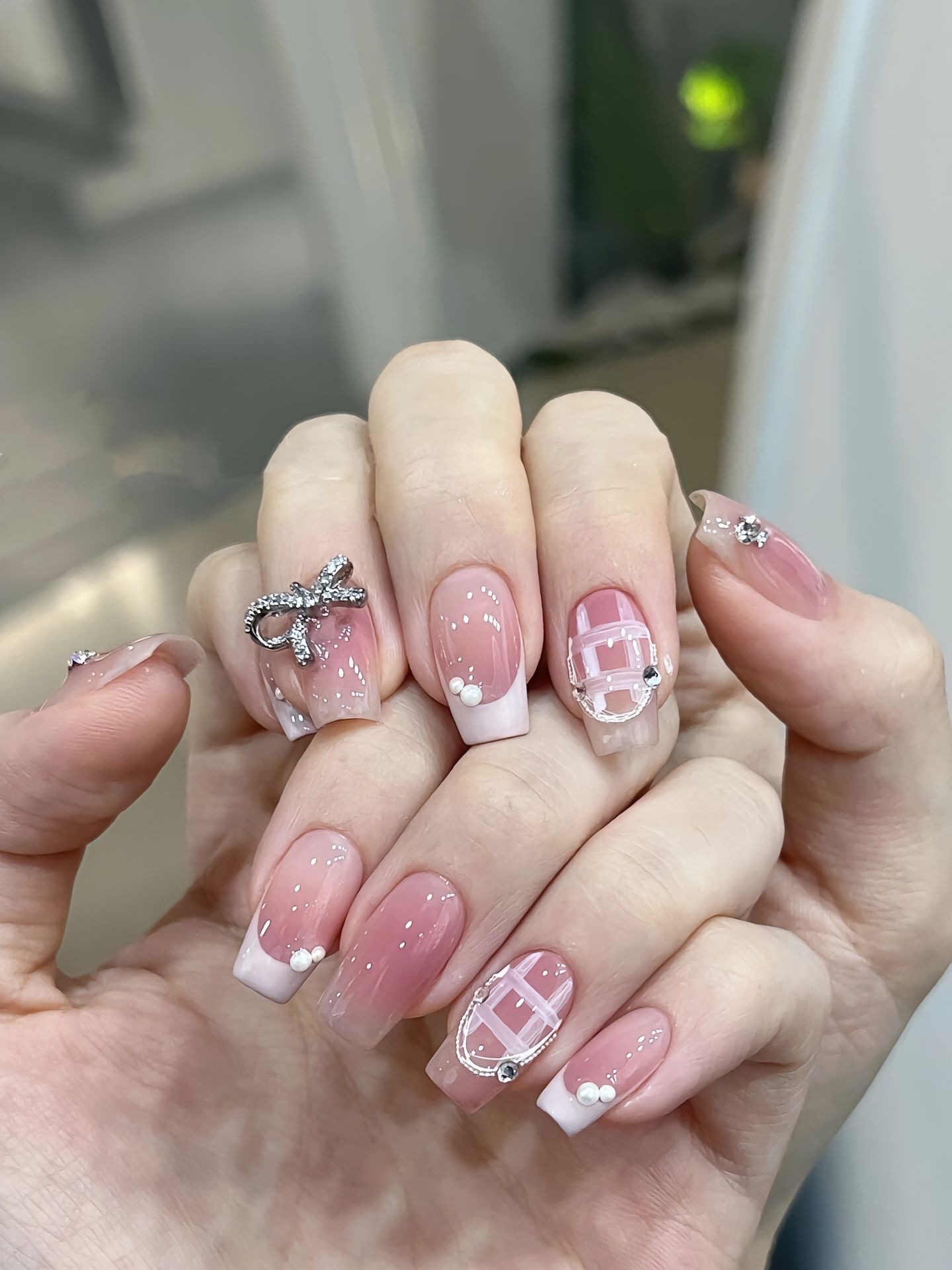 Đây là mẫu nail phù hợp với các chị em yêu thích phong cách thanh lịch nhưng không quá nhàm chán