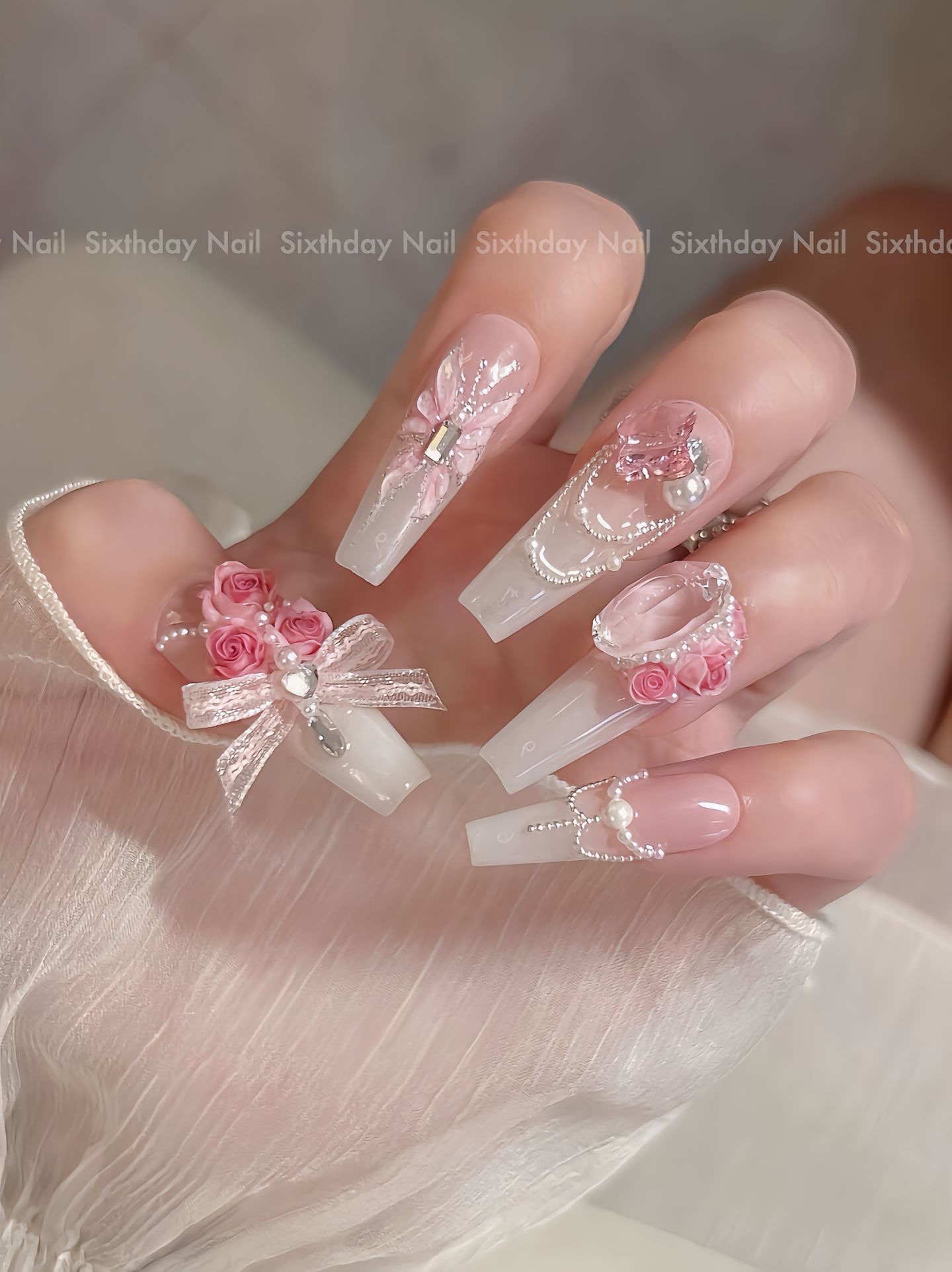 Các hoạ tiết hoa văn như hoa hồng, hoa cúc sẽ mang đến vẻ đẹp nữ tính, lãng mạn cho cô dâu trong ngày cưới