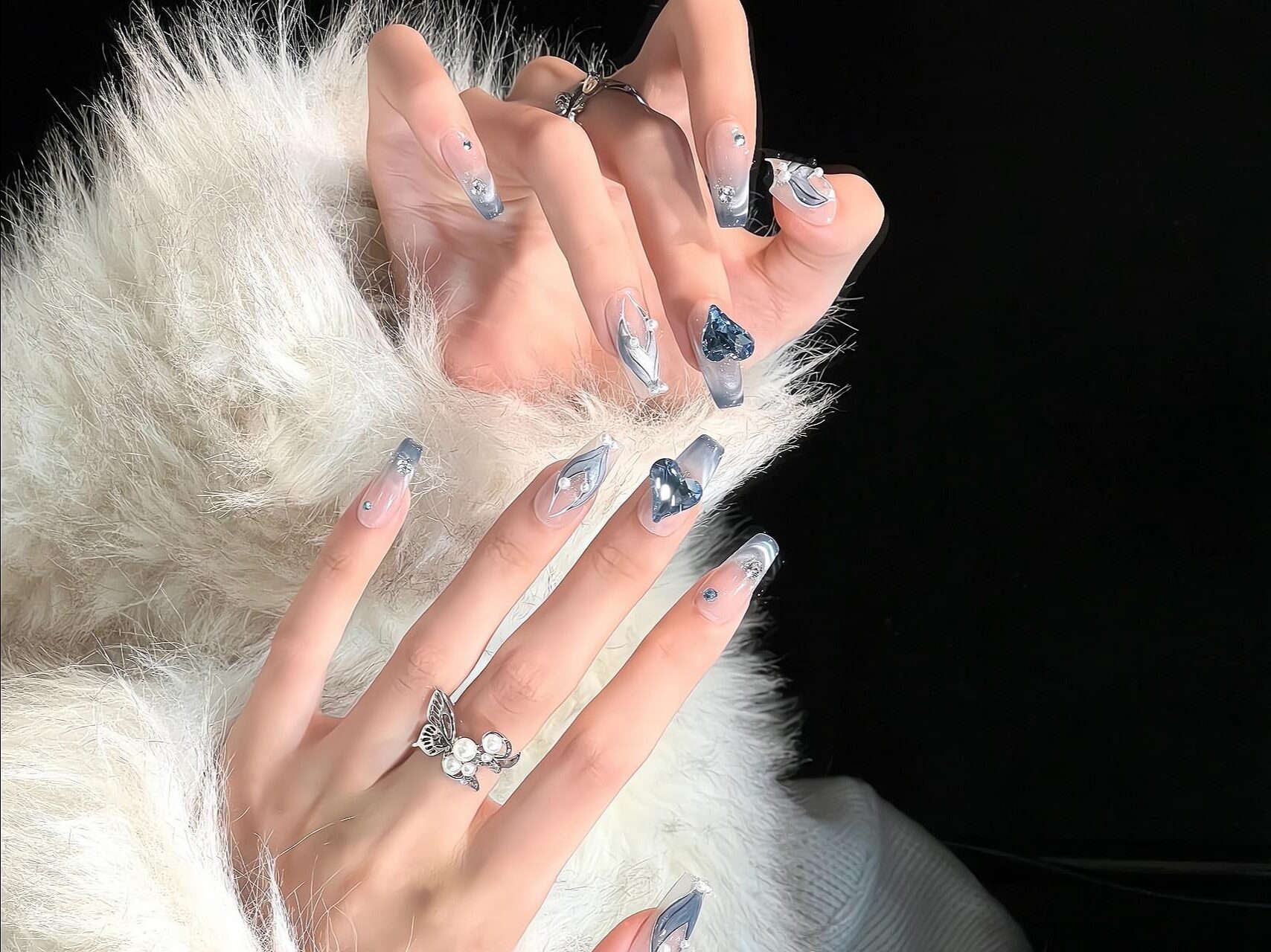 Nail xinh màu xanh dương đính đá