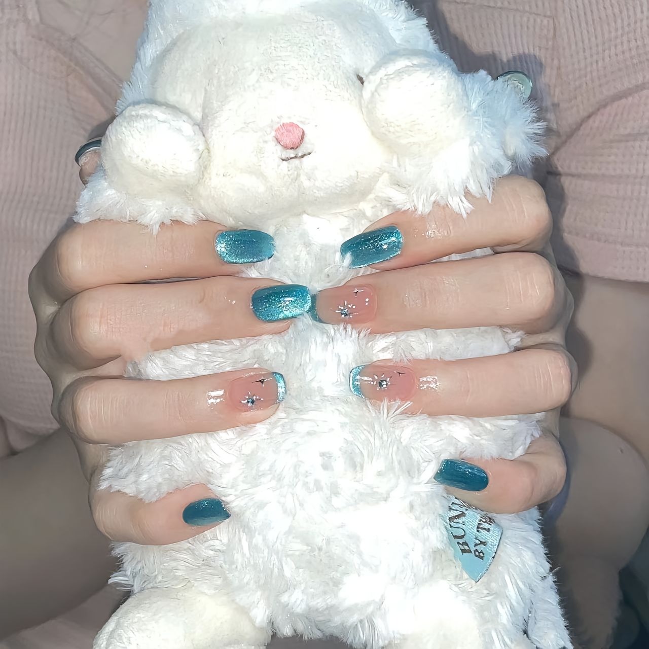 Nâng tầm nhan sắc với Mẫu nail mắt mèo đính đá