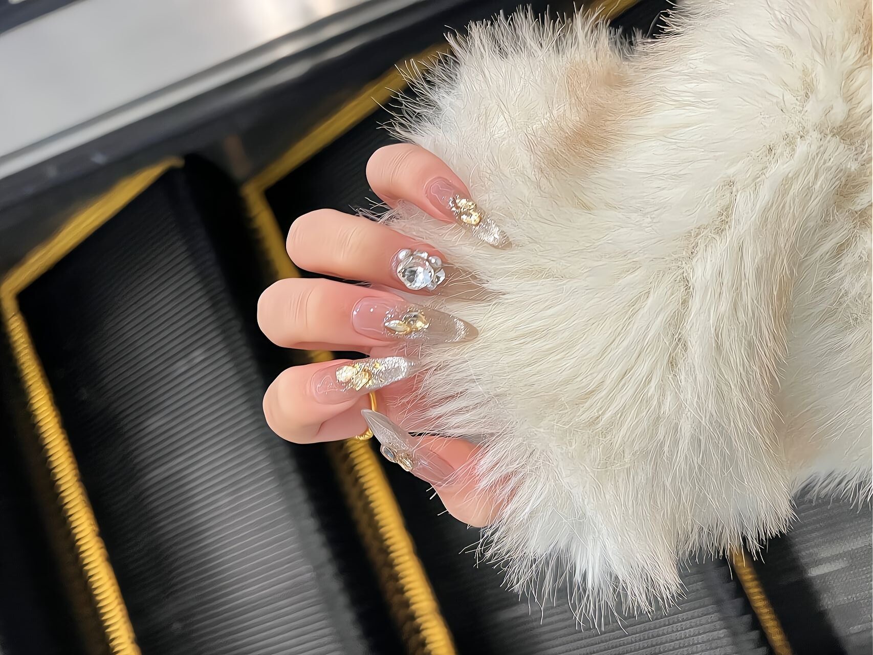 Mẫu nail móng nhọn đính đá ngọt ngào, nữ tính - Lựa chọn hoàn hảo cho những buổi hẹn hò