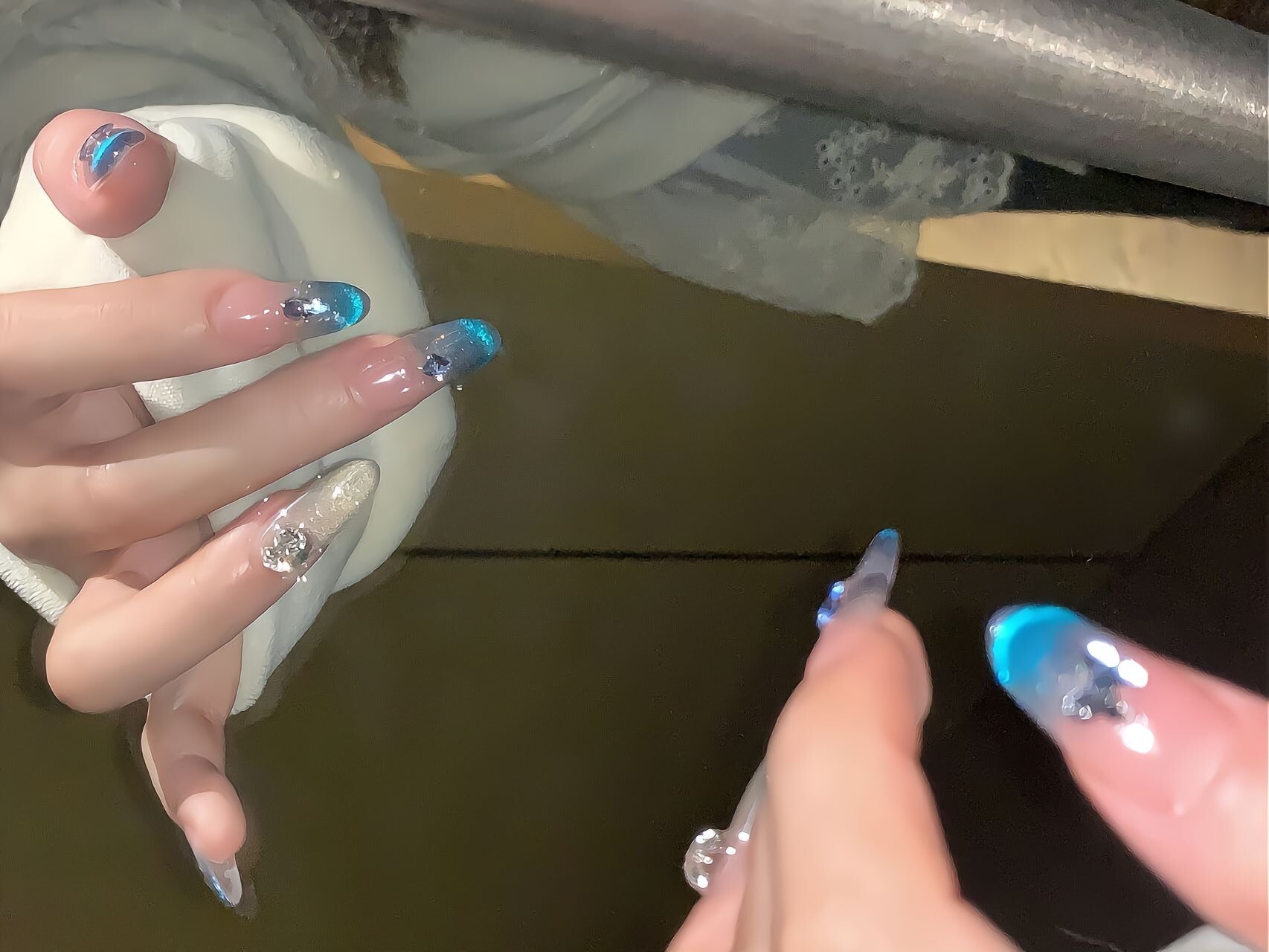 Mẫu nail ombre đính đá lấp lánh, sang trọng